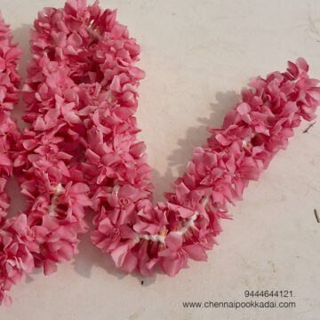 பன்னீர் அரளி பூ சரம் (Panneer Arali String) என்பது பூஜைகளுக்கும், சடங்குகளுக்கும் பயன்படுத்தப்படும் அரளி பூக்களால் ஆன ஒரு மாலை ஆகும். இது தூய்மையையும் பக்தியையும் குறிக்கிறது, மேலும் சிலைகள் மற்றும் sacred spaces அலங்கரிக்கப் பயன்படுகிறது. இந்த சரங்களை நேரடியாக கடைகளில் வாங்கலாம் அல்லது வீட்டிலேயே தயாரிக்கலாம்.